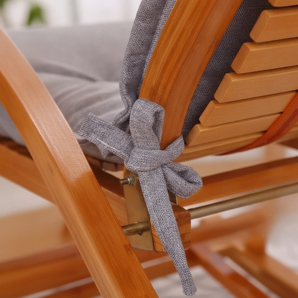 Attache en tissu nouée autour du cadre d'un fauteuil pour maintenir le coussin gris