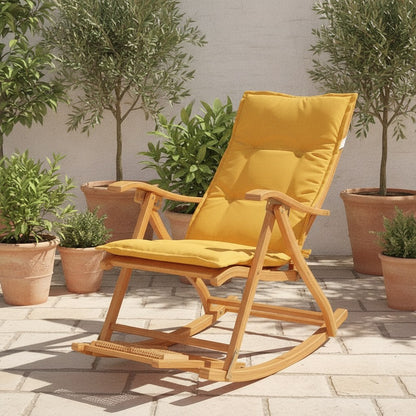 Coussin de fauteuil de jardin à dossier haut jaune moutarde sur un fauteuil à bascule en teck, en terrasse