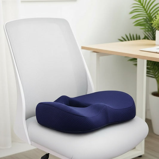 Coussin à mémoire de forme bleu marine sur une chaise de bureau