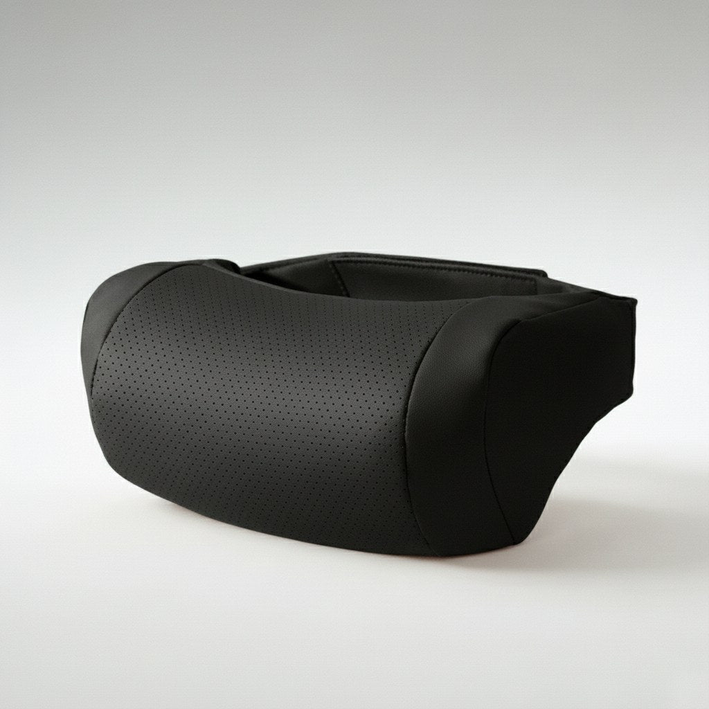 Coussin de nuque pour voiture en simili cuir noir perforé, vue de trois quarts