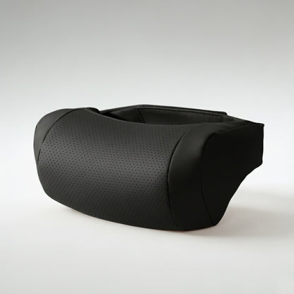Coussin de nuque pour voiture en simili cuir noir perforé, vue de trois quarts