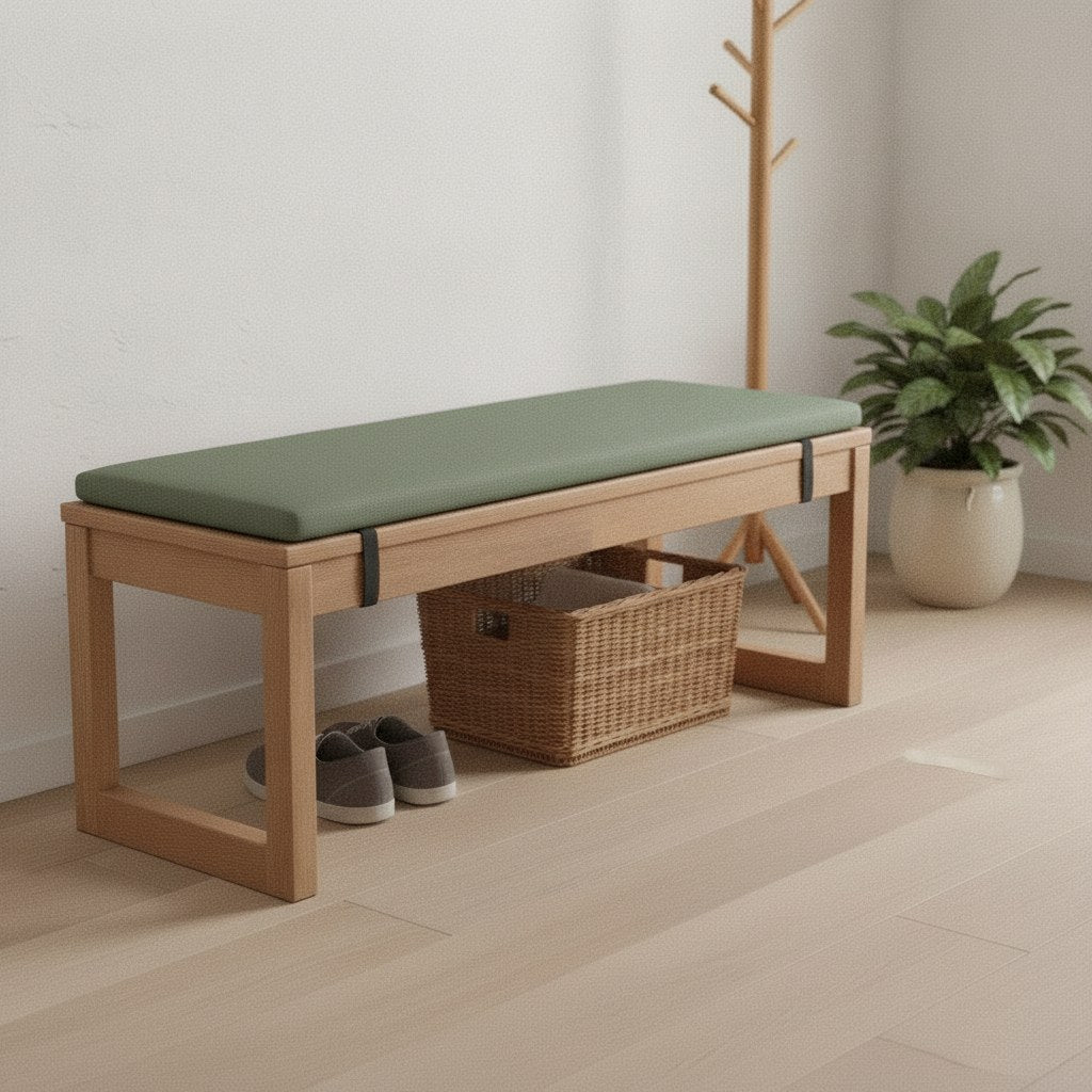 Coussin pour banc vert sauge de 3 cm d'épaisseur sur un banc d'entrée en chêne clair