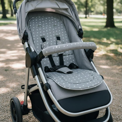Coussin de poussette gris à étoiles installé dans une poussette, au parc