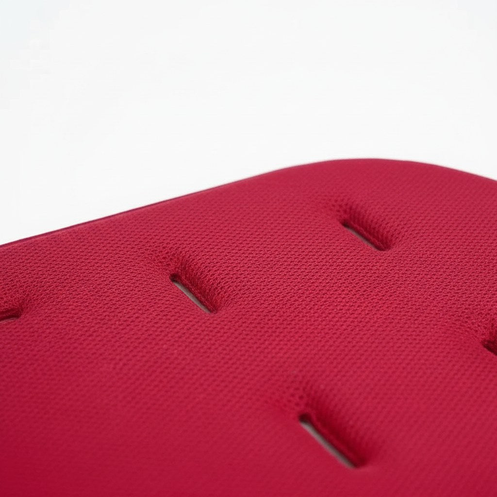 Détail de la maille 3D respirante et d'un passage de harnais du coussin de poussette