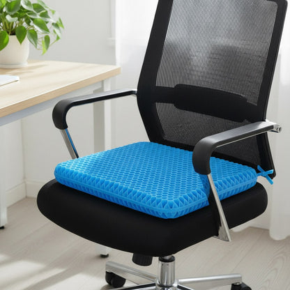Coussin rafraîchissant en gel nid d'abeille bleu sur une chaise de bureau