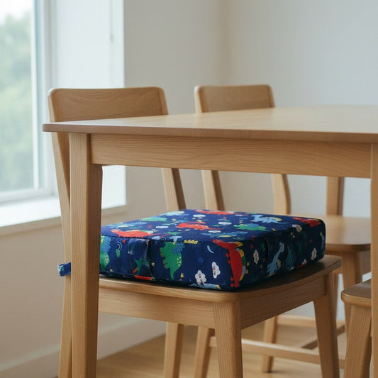 Coussin réhausseur pour enfant motif dinosaures sur une chaise de salle à manger