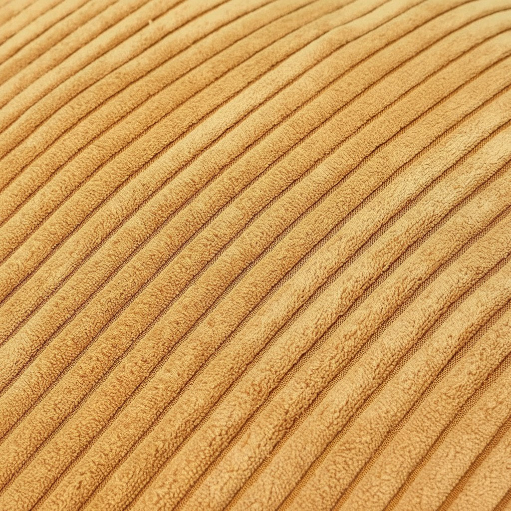 Détail des larges côtes du velours d'un coussin rond