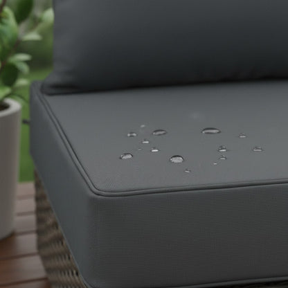 Gouttes de pluie sur le tissu imperméable d'un coussin de salon de jardin gris anthracite