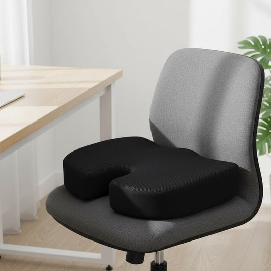 Coussin de soutien coccyx en mousse à mémoire de forme sur une chaise de bureau