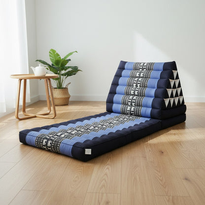 Coussin thaï traditionnel bleu déplié dans un salon lumineux