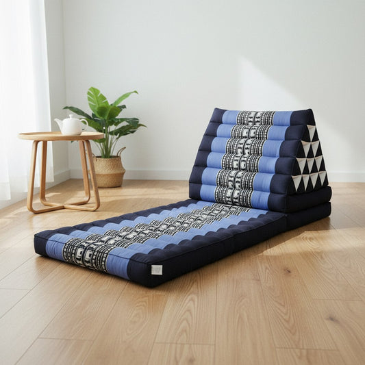 Coussin thaï traditionnel bleu déplié dans un salon lumineux