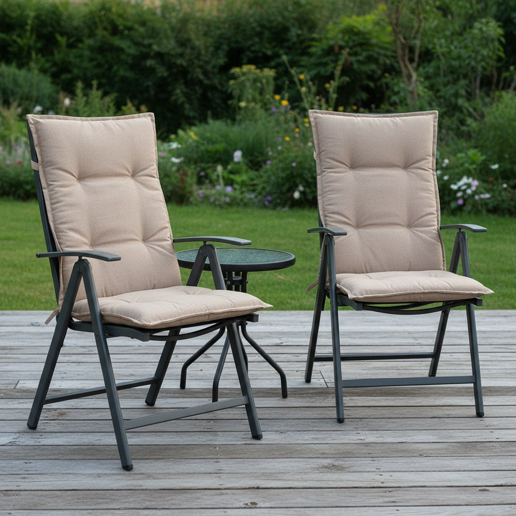 Deux fauteuils de jardin pliants garnis de coussins à dossier haut beige sur une terrasse en bois