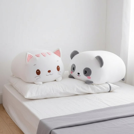 Coussins peluches chat et panda sur un lit d'enfant