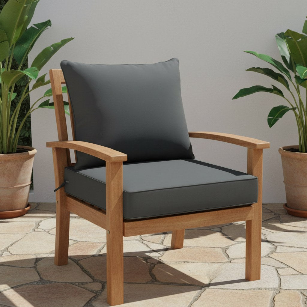 Coussins de salon de jardin gris anthracite, assise et dossier, sur un fauteuil en teck en terrasse