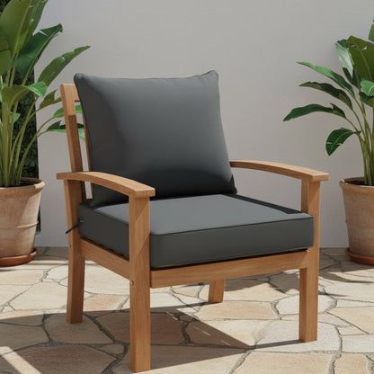 Coussins de salon de jardin gris anthracite, assise et dossier, sur un fauteuil en teck en terrasse