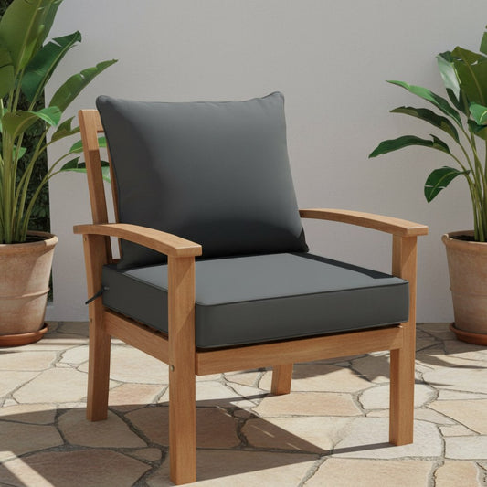 Coussins de salon de jardin gris anthracite, assise et dossier, sur un fauteuil en teck en terrasse