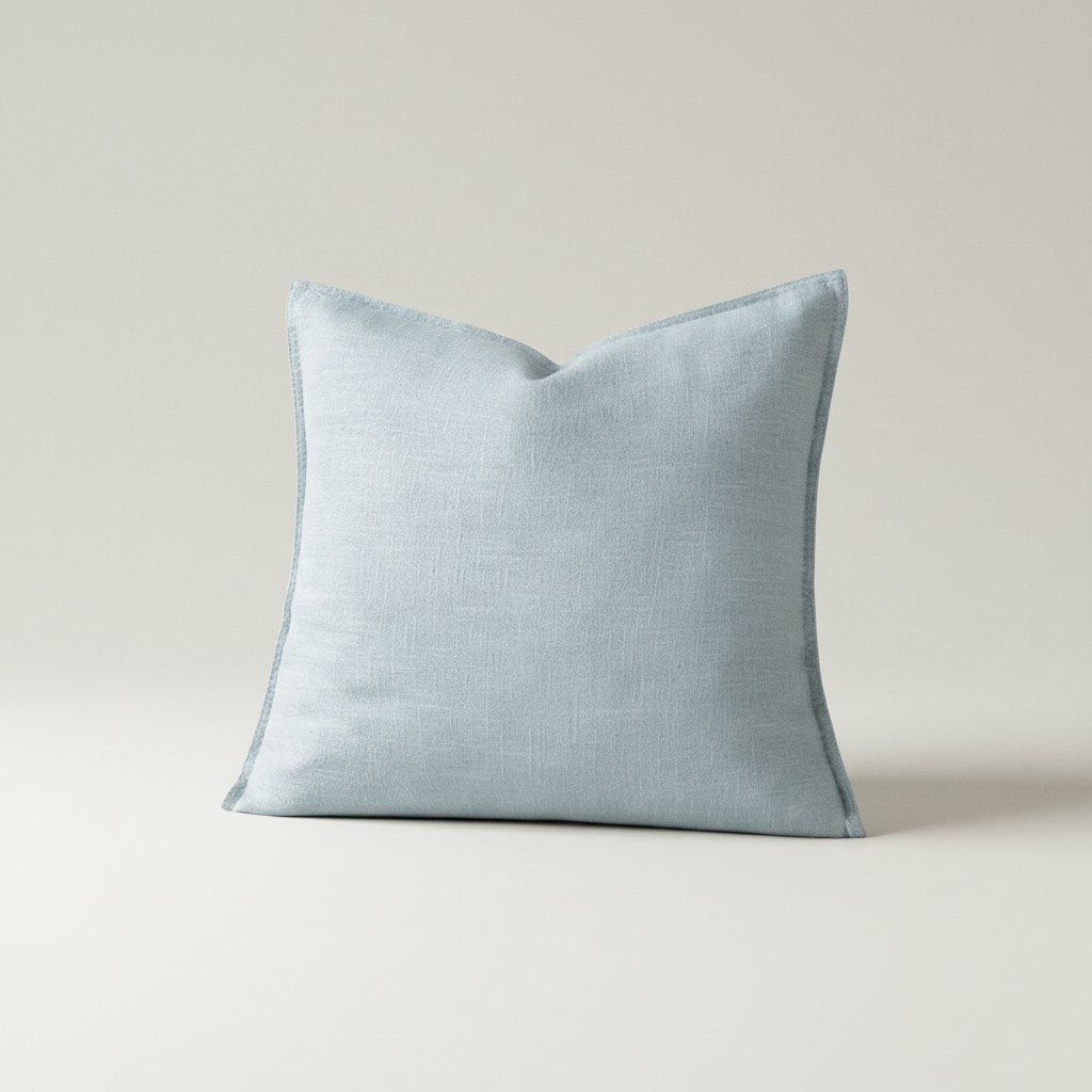 Housse de coussin bleu gris à bord plat, aspect toile lavée, vue de face