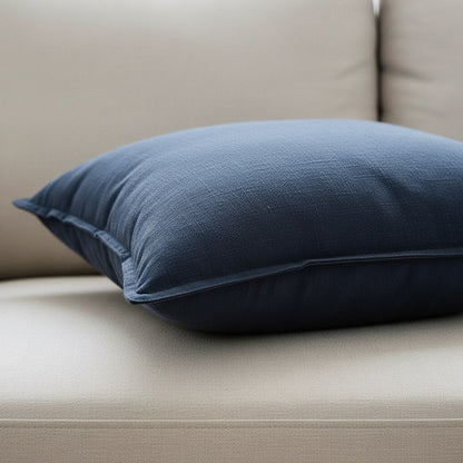 Détail du bord plat et du tissage aspect toile d'une housse de coussin bleu marine