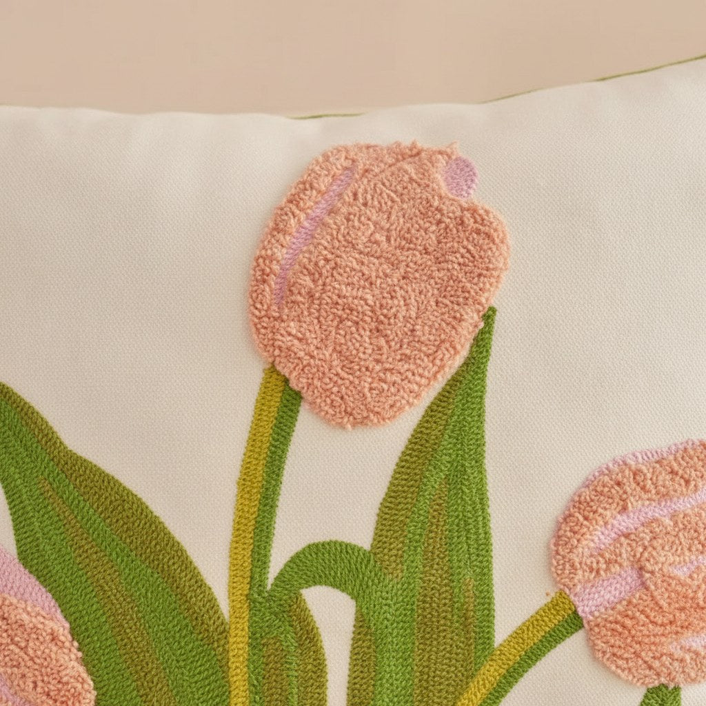 Détail de la broderie en relief des tulipes sur la toile écrue