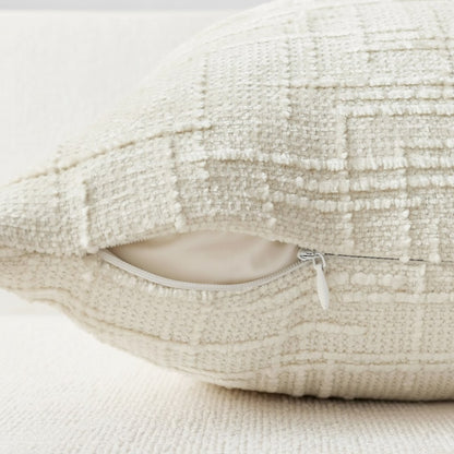 Fermeture éclair cachée dans la couture d'une housse de coussin en chenille crème