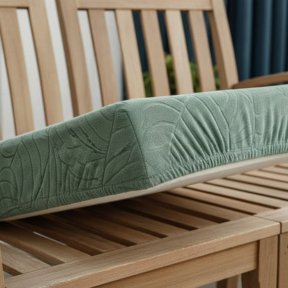 Bord élastique d'une housse extensible vert sauge resserré sous un coussin de salon de jardin