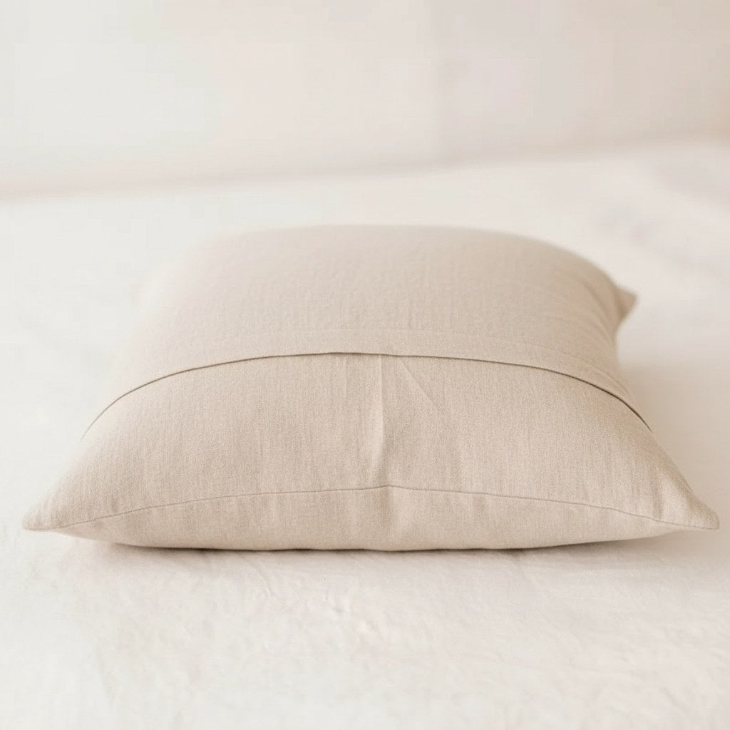 Dos d'une housse de coussin en lin avec sa fermeture portefeuille, sans fermeture éclair