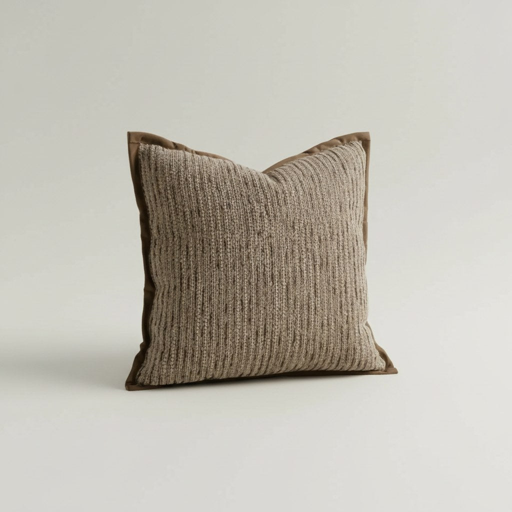 Housse de coussin 45 x 45 cm à rayures chinées brun et écru, bord plat marron