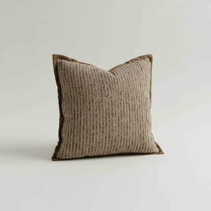 Housse de coussin 45 x 45 cm à rayures chinées brun et écru, bord plat marron