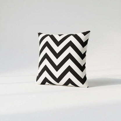 Housse de coussin noir et blanc 45 x 45 cm à chevrons, vue de trois quarts