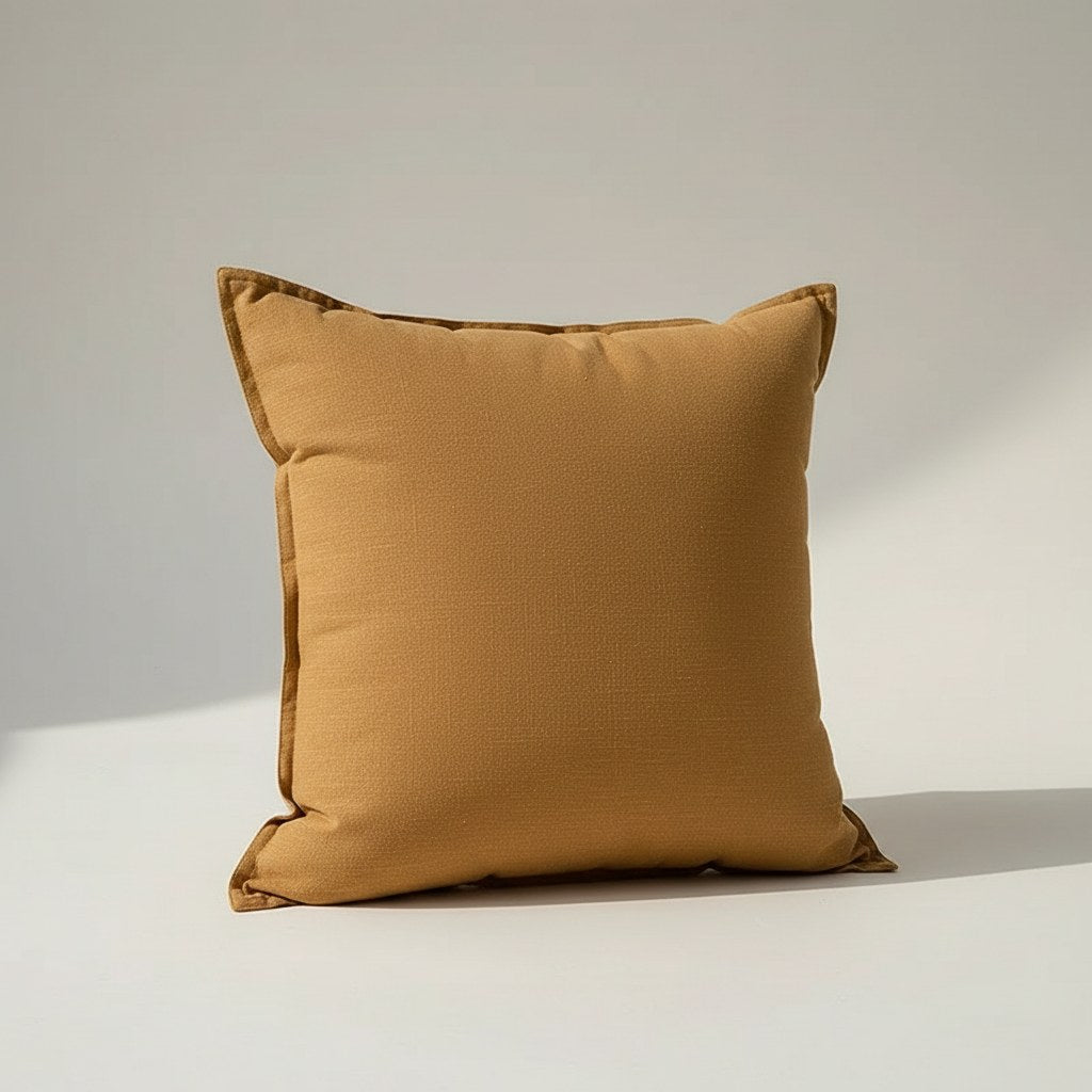 Housse de coussin ocre à bord plat, aspect toile lavée, vue de face
