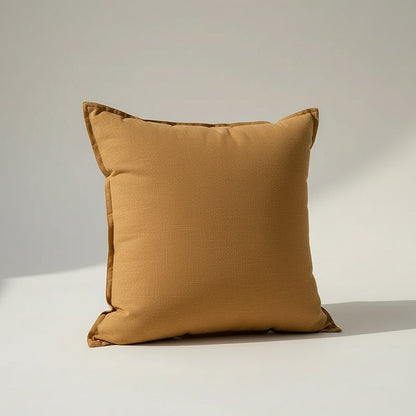 Housse de coussin ocre à bord plat, aspect toile lavée, vue de face