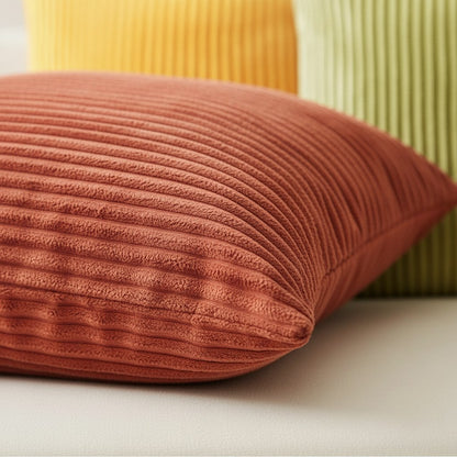 Détail des côtes du velours d'une housse de coussin terracotta