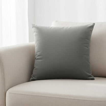 Housse de coussin en velours gris 45x45 cm posée sur un canapé en lin beige