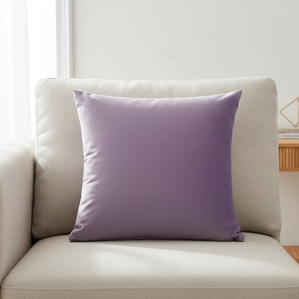 Housse de coussin en velours lilas 45x45 cm posée sur un canapé en lin beige
