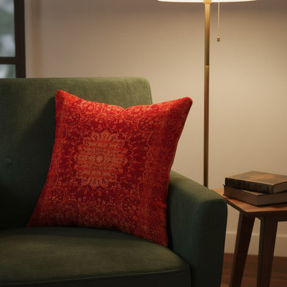 Coussin vintage au médaillon rouge dans un fauteuil en velours vert