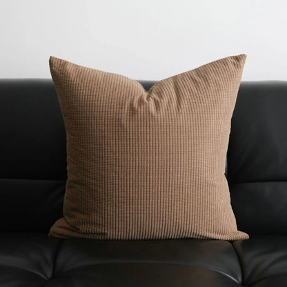 Housse de coussin beige et marron, modèle fines côtes