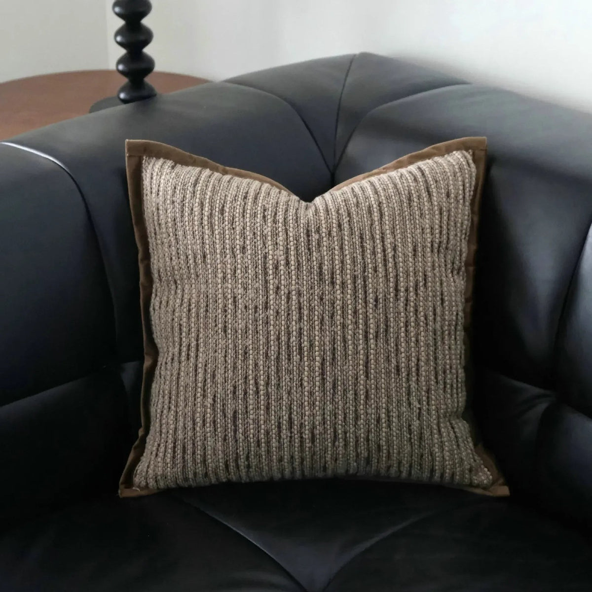 Housse de coussin beige et marron, modèle rayures chinées