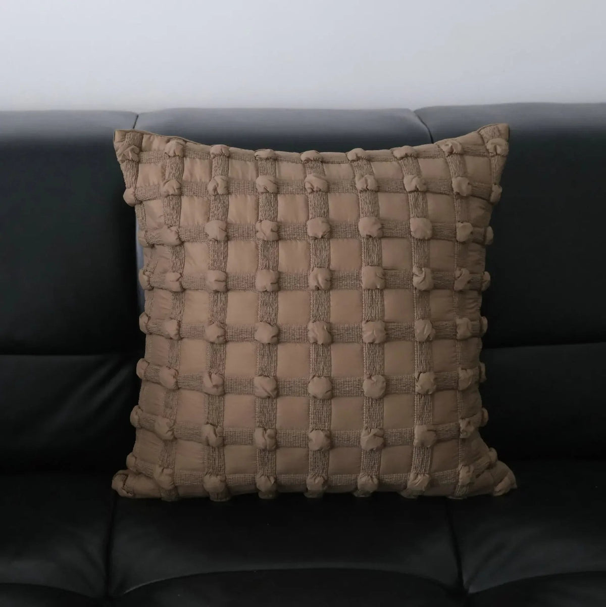 Housse de coussin beige et marron, modèle tressage à nœuds