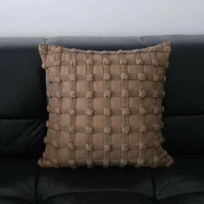 Housse de coussin beige et marron, modèle tressage à nœuds
