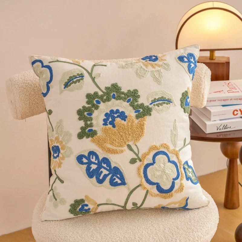 Housse de coussin fleurie brodée, motif fleurs bleues