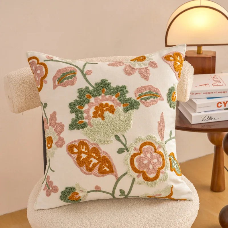 Housse de coussin fleurie brodée, motif fleurs roses