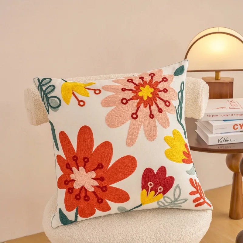 Housse de coussin fleurie brodée, motif fleurs rouges