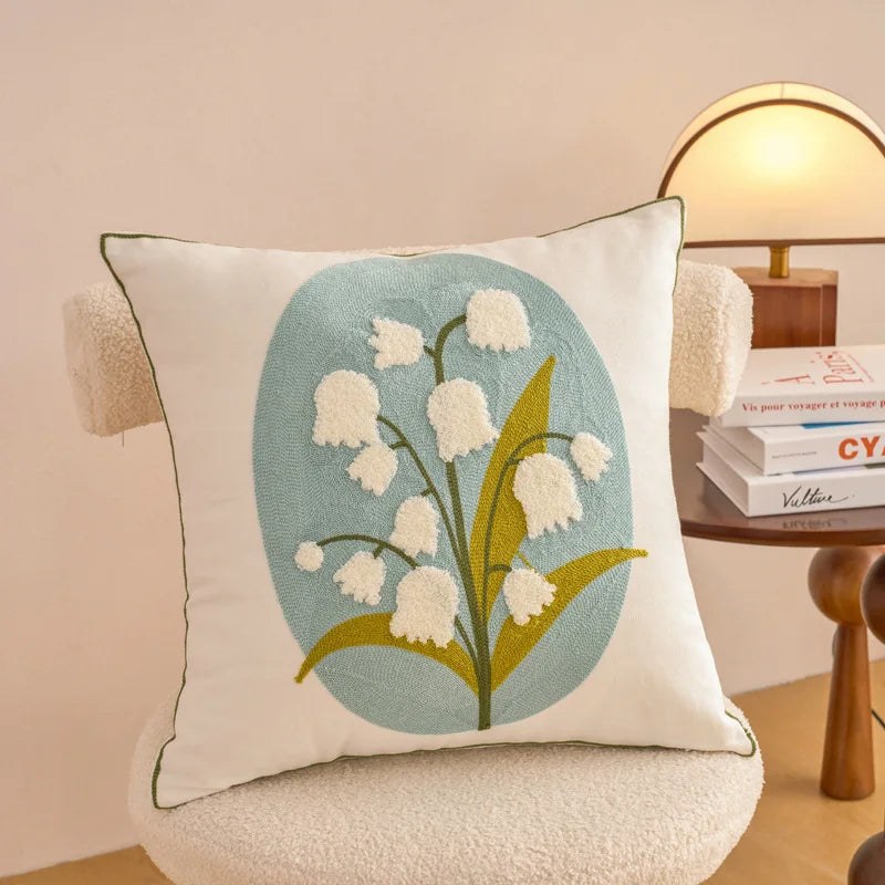 Housse de coussin fleurie brodée, motif muguet sur fond bleu