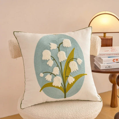 Housse de coussin fleurie brodée, motif muguet sur fond bleu