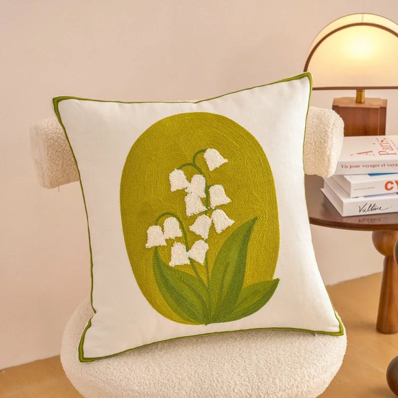 Housse de coussin fleurie brodée, motif muguet sur fond vert