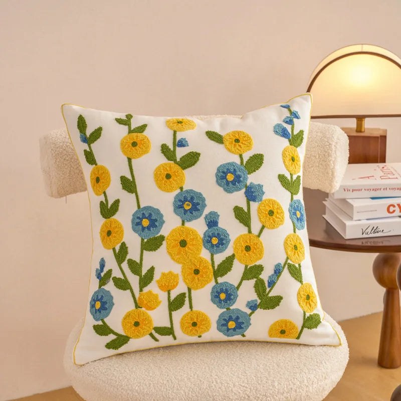Housse de coussin fleurie brodée, motif petites fleurs jaunes et bleues