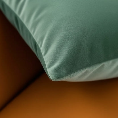 Détail du velours et de la couture d'une housse de coussin vert sauge