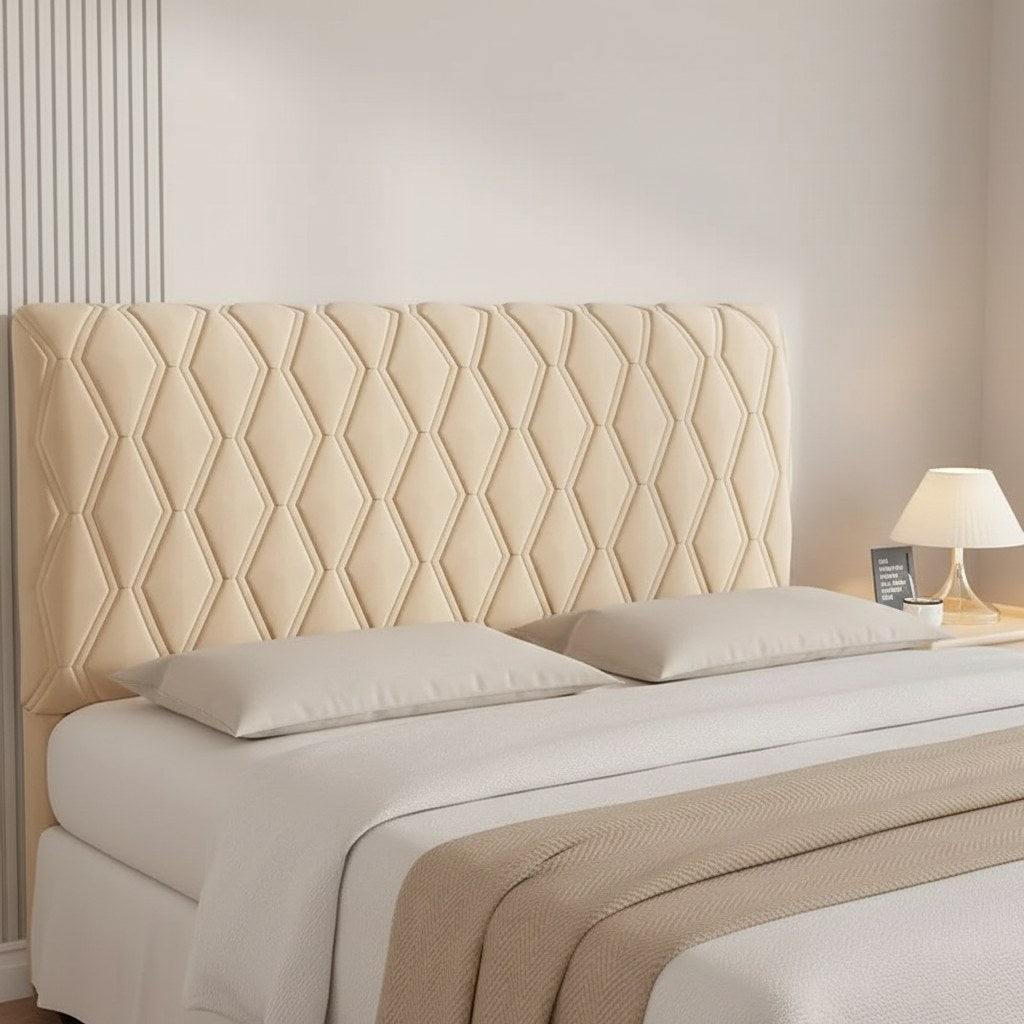 Housse de tête de lit en velours beige matelassé en losanges sur un lit double
