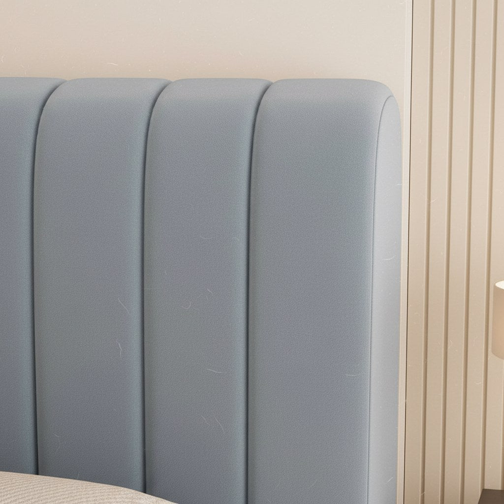 Détail du velours et du matelassage vertical d'une housse de tête de lit gris bleu