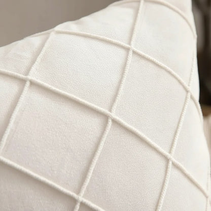 Détail des plis en losanges et du reflet du velours crème